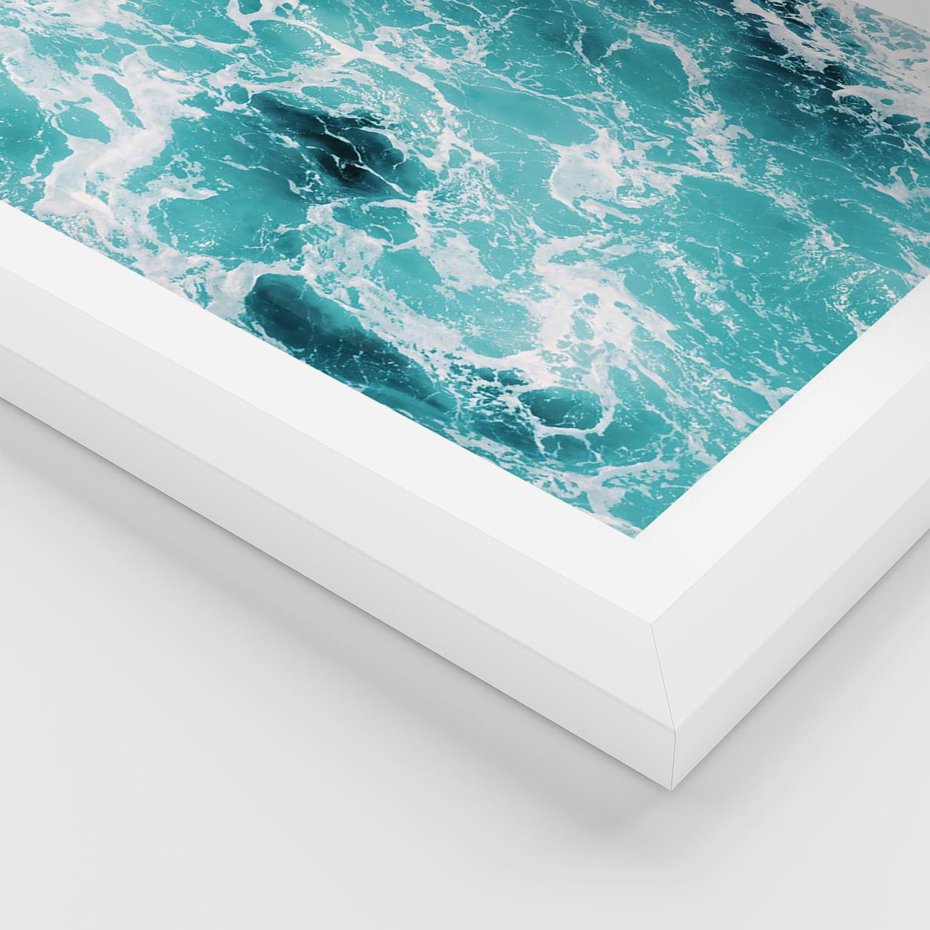 Plakat w ramie 30x40 - Wzburzony Ocean: Widok Z Góry - wzburzony ocean, błękitna woda - rama biała