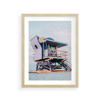 Plakat w ramie 50x70 - Plażowa Kolorystyka: Budka Ratownika w Pastelach - pastelowa budka ratownika, plaża Miami - rama drewno