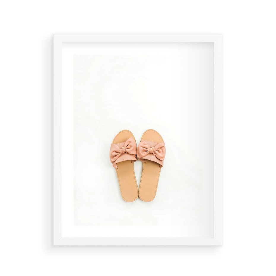 Plakat w ramie 40x50 - Minimalistyczna Moda: Klapki na Białym Tle - klapki, minimalizm - rama biała