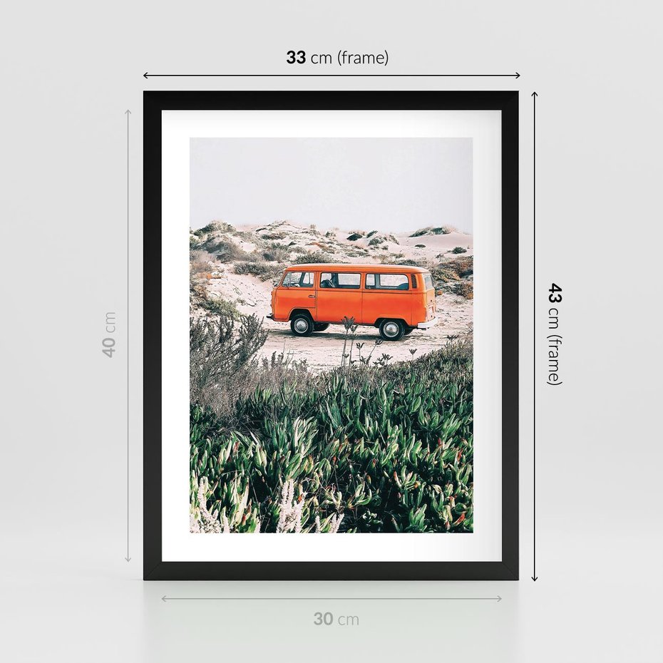 Plakat w ramie 30x40 - Podróże po Pustyni - stary samochód van, pomarańczowy - rama czarna