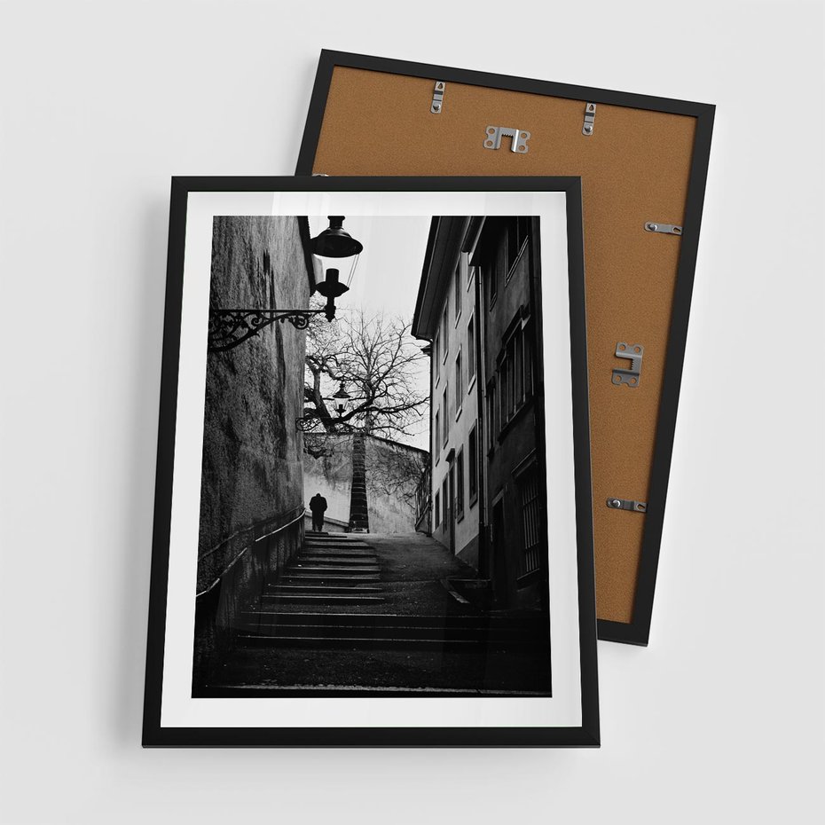 Plakat w ramie 50x70 - Ukryta Uliczka - czarno białe zdjęcie, schody - rama czarna
