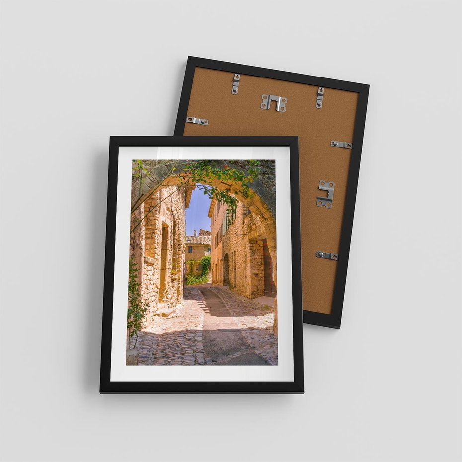 Plakat w ramie 30x40 - Malownicza uliczka w perspektywie - uliczka, perspektywa - rama czarna