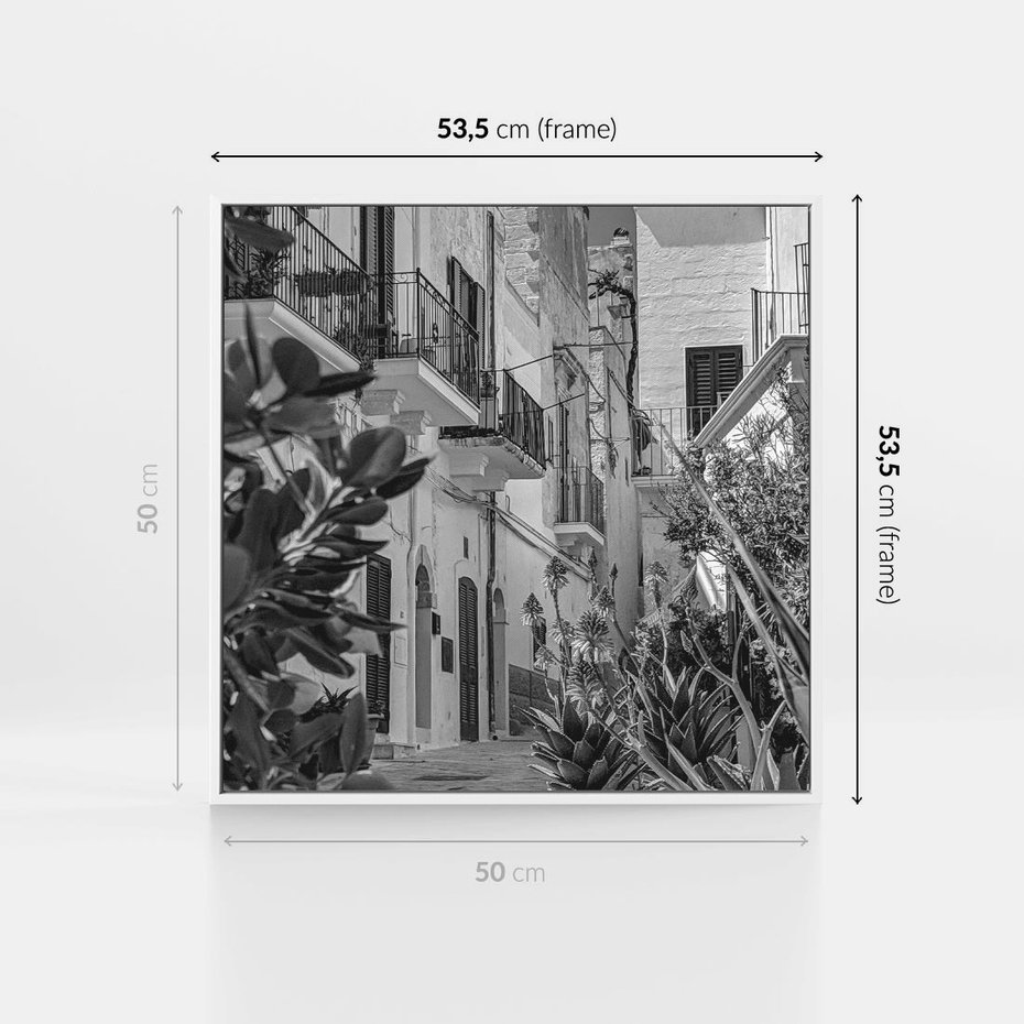 Obraz w ramie 50x50 - Nadmorska Uliczka - czarno białe zdjecie, uliczka w nadmorskim mieście - rama biała