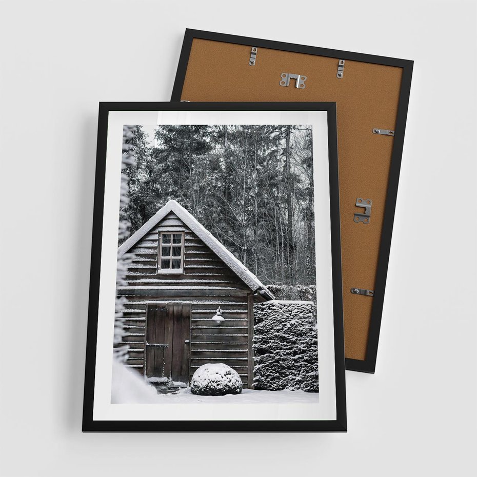 Plakat w ramie 50x70 - Zaklęta Zima - domek w lesie, śnieg - rama czarna