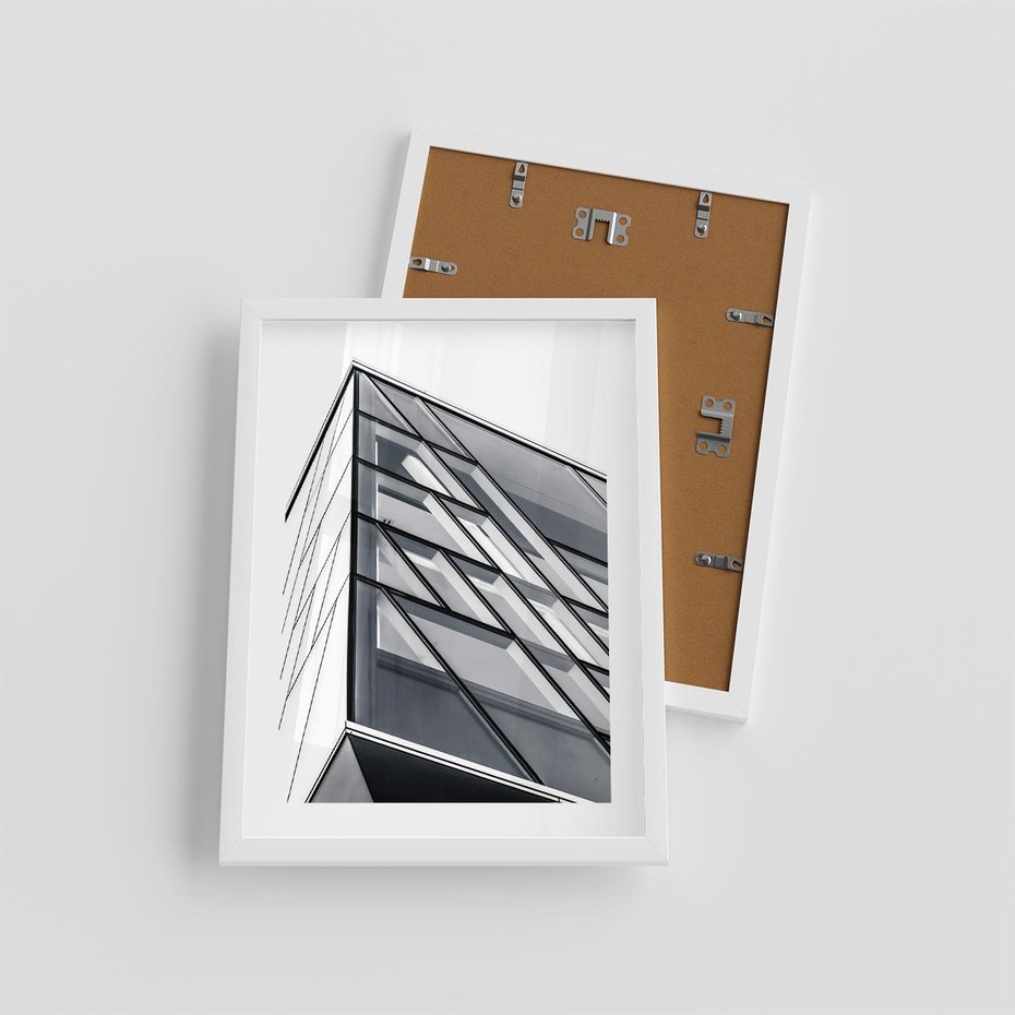Plakat w ramie 30x40 - Architektura Przyszłości: Czarno-Białe Ujęcie - nowoczesna architektura, czarno białe zdjęcie - rama biała