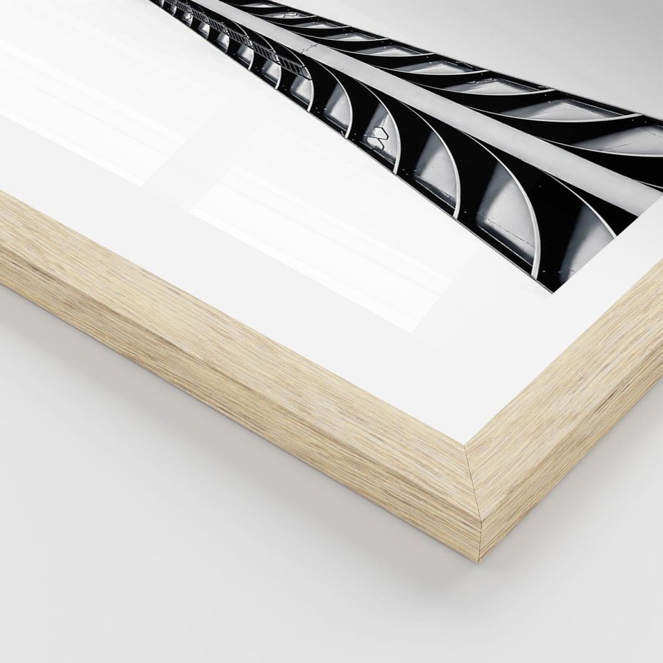 Plakat w ramie 30x40 - Majestatyczna Architektura - wysoki, strzelisty wieżowiec - rama drewno