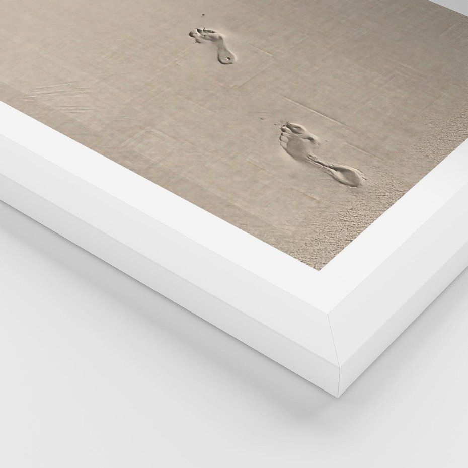 Plakat w ramie 30x40 - Ślady na Złocistym Piasku - piasek, ślady stóp na piasku - rama biała