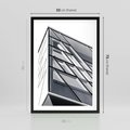 Plakat w ramie 50x70 - Architektura Przyszłości: Czarno-Białe Ujęcie - nowoczesna architektura, czarno białe zdjęcie - rama czarna