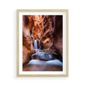 Plakat w ramie 50x70 - Tajemniczy świat jaskini i wodospadu - jaskinia, wodospad - rama drewno