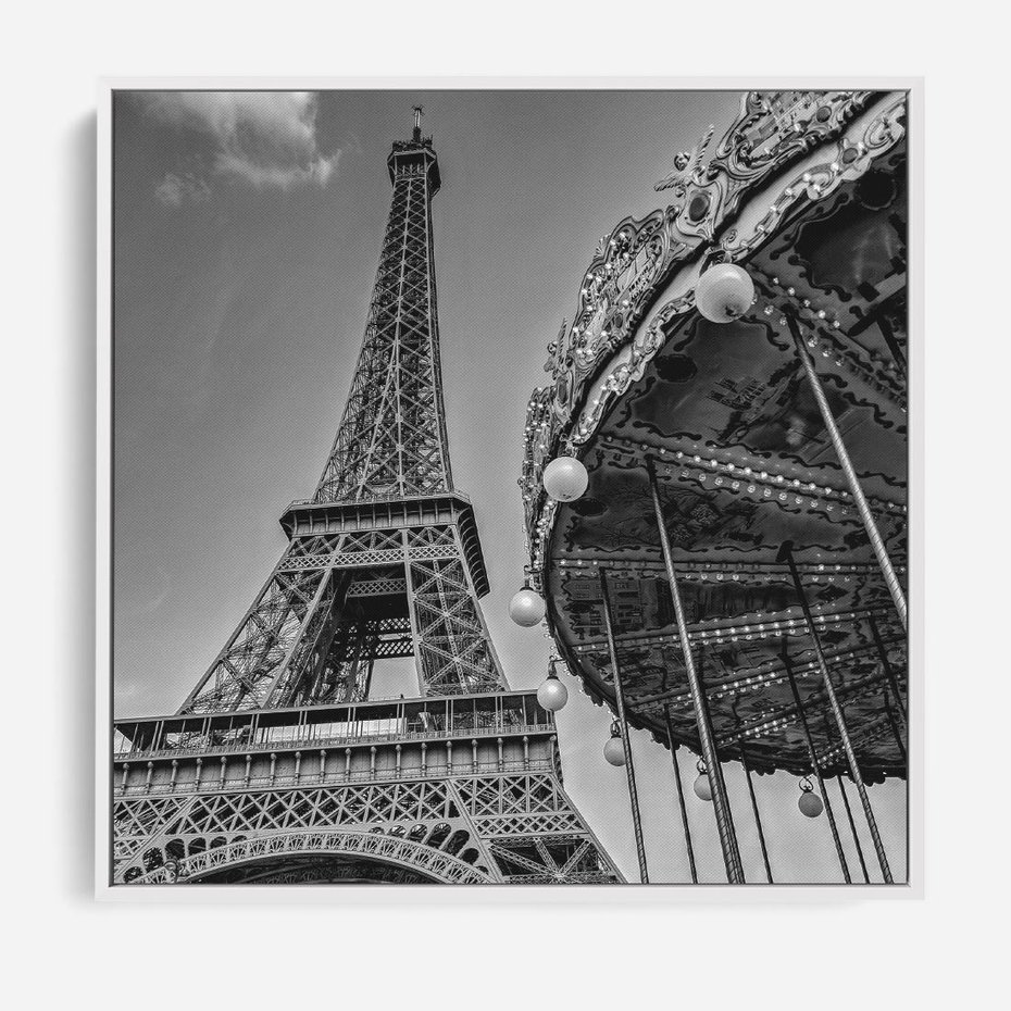 Obraz w ramie 50x50 - Zabawa w Paryżu - czarno białe zdjecie, wieża eiffla - rama biała