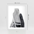 Plakat w ramie 30x40 - Wieżowce z Falistymi Kształtami - nowoczesne wieżowce, czarno biała fotografia - rama biała