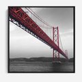 Obraz w ramie 50x50 - Majestatyczny Most - czarno biała fotografia, czerwony stalowy most nad rzeką - rama czarna