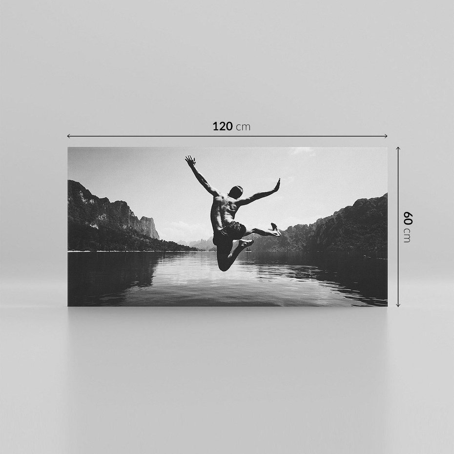 Obraz na płótnie 120x60 - Beztroska Chwila - czarno biała fotografia, mężczyzna wesoło wskakuje do keziora w górach