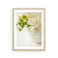 Plakat w ramie 30x40 - Subtelność białych frezji - frezja, białe - rama drewno