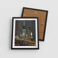 Plakat w ramie 40x50 - Miasto rozświetlone nocnym blaskiem - miasto, nocą - rama czarna