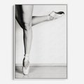Obraz w ramie 80x120 - Tańcząca Delikatność - artystyczne zdjęcie, odcienie szarości - rama biała