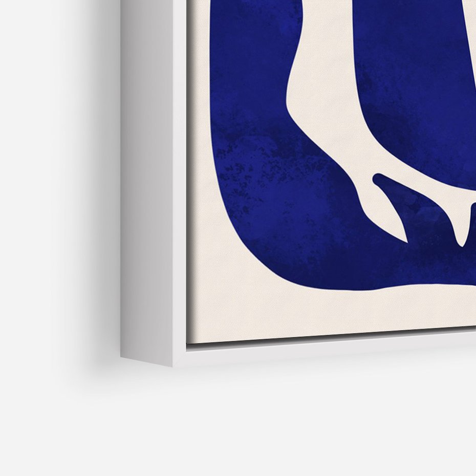 Obraz w ramie 80x120 - Bezgraniczne Echa Serca - abstrakcyjny obraz plakat, dziwne niebieskie kształty przypominają kwiat - rama biała