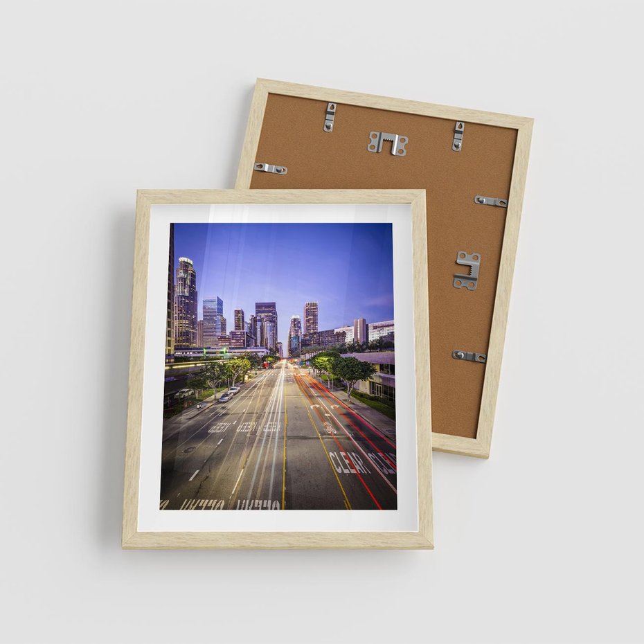 Plakat w ramie 40x50 - Światło nocnej ulicy - miasto, nocą - rama drewno