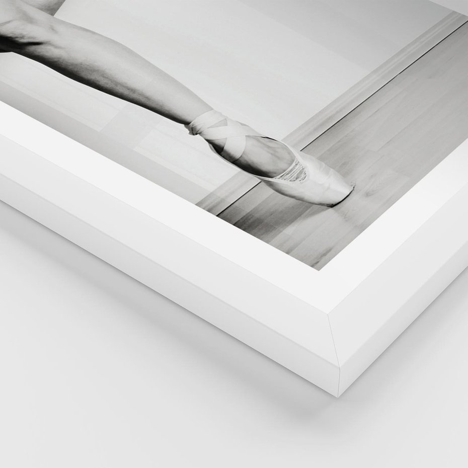 Plakat w ramie 40x50 - Tańcząca Delikatność - artystyczne zdjęcie, odcienie szarości - rama biała