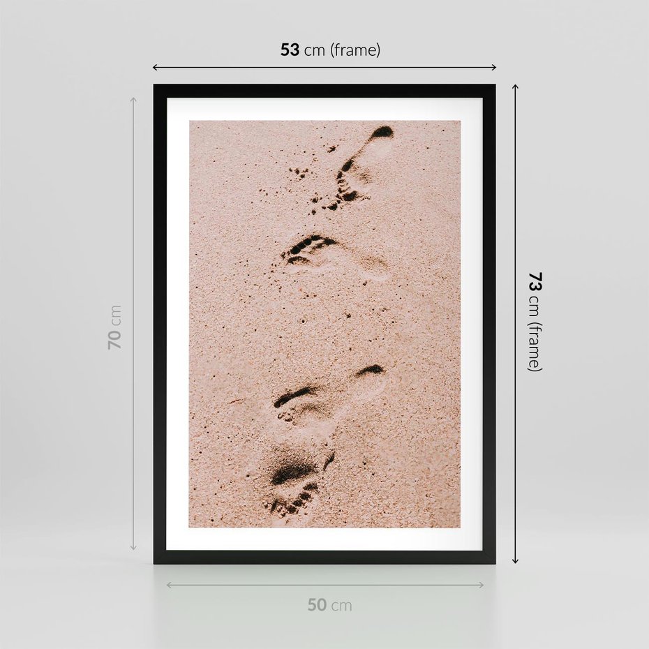Plakat w ramie 50x70 - Ślady na Piasku - piasek, plaża - rama czarna