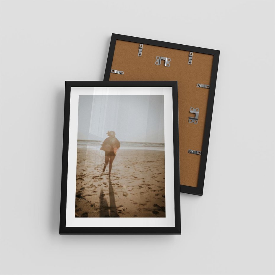 Plakat w ramie 30x40 - O Zachodzie Słońca - klimatyczna fotografia, postać biegnie po plaży - rama czarna