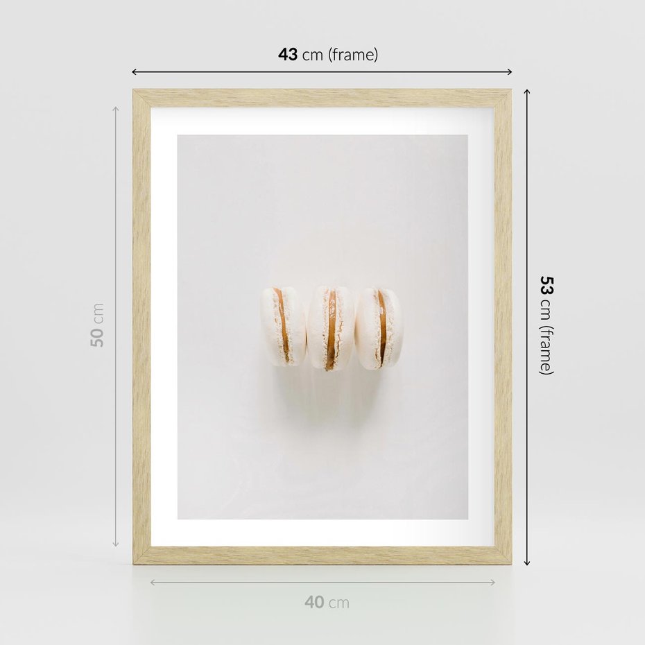 Plakat w ramie 40x50 - Delikatność w Bieli - białe ciateczka. makaroniki, minimalistyczne zdjęcie - rama drewno