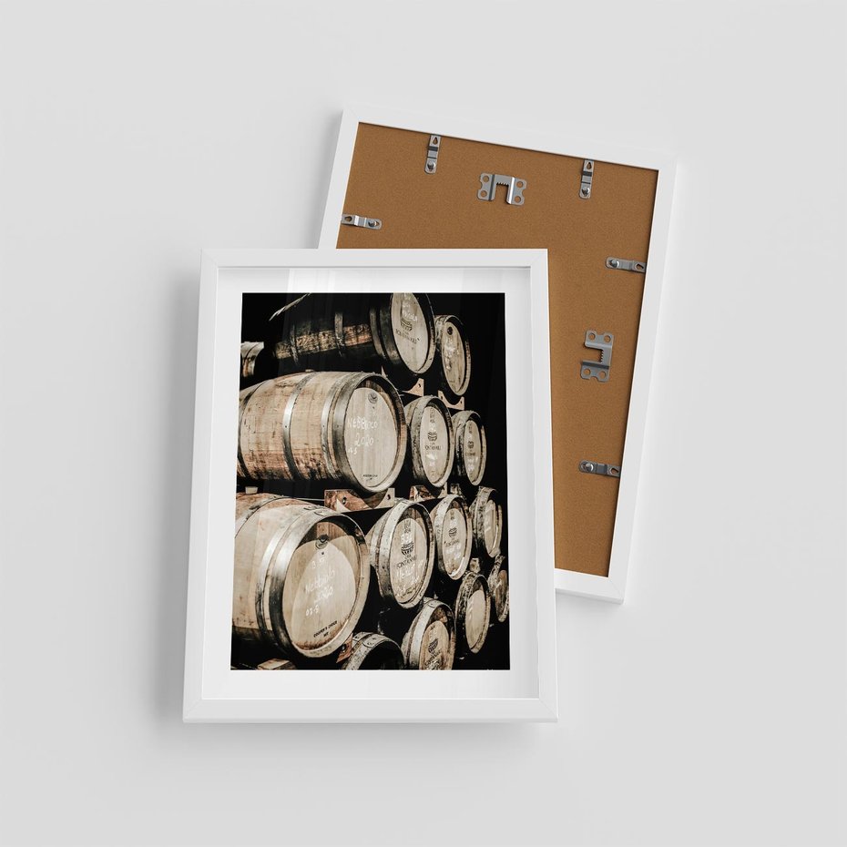 Plakat w ramie 30x40 - Tradycyjne Beczki - beczki, rustykalna fotografia - rama biała