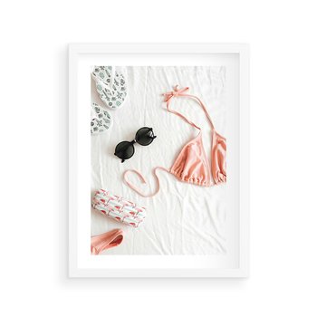Plakat w ramie 30x40 - Letnia Elegancja na Plaży - kompozycja, elementy stroju na plażę - rama biała