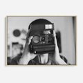 Obraz w ramie 100x70 - Mężczyzna za Aparatem - czarno białe zdjęcie, portret - rama drewno