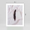 Plakat bez ramy 40x50 - Prosta Elegancja - czarne pióro na białej pościeli, minimalizm