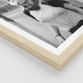 Plakat w ramie 50x70 - Letnia Młodość - nowoczesna fotografia, czarno biała - rama drewno