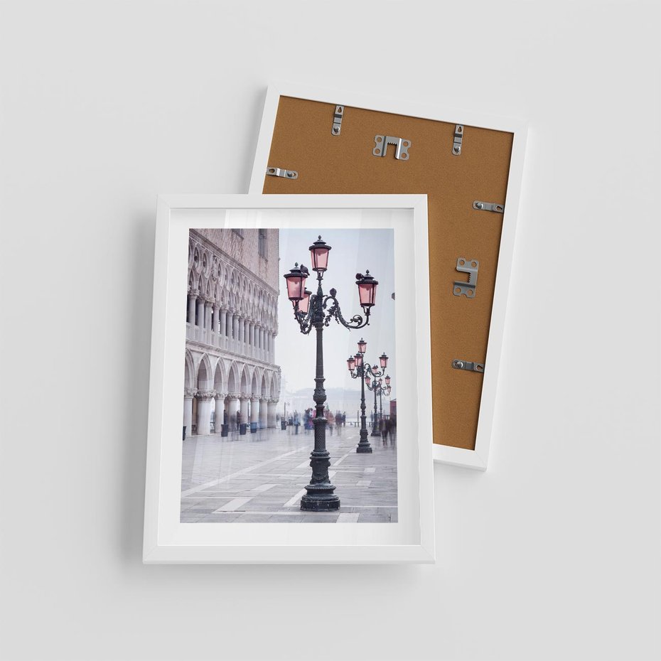 Plakat w ramie 30x40 - Przemijający urok miasta - miasto, uliczka - rama biała