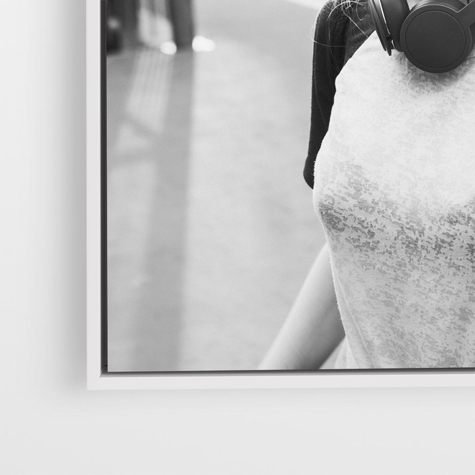 Obraz w ramie 50x50 - Letnia Młodość - nowoczesna fotografia, czarno biała - rama biała