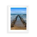 Plakat w ramie 30x40 - Falochron na brzegu morza - falochron, morze - rama biała