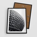 Plakat w ramie 50x70 - Nowoczesność w Czerni i Bieli: Architektoniczna Piękność - nowoczesna architektura, black and white - rama czarna
