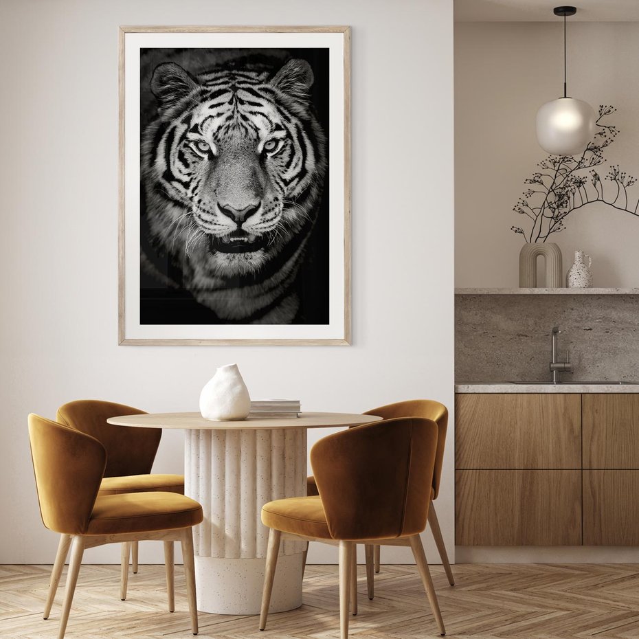 Plakat w ramie 30x40 - Tygrys Czarno-Biały: Siła i Delikatność - tygrys, czarno - rama drewno