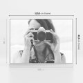 Obraz w ramie 120x80 - Zrób mi Zdjęcie - fotografia, kobieta z aparatem - rama biała