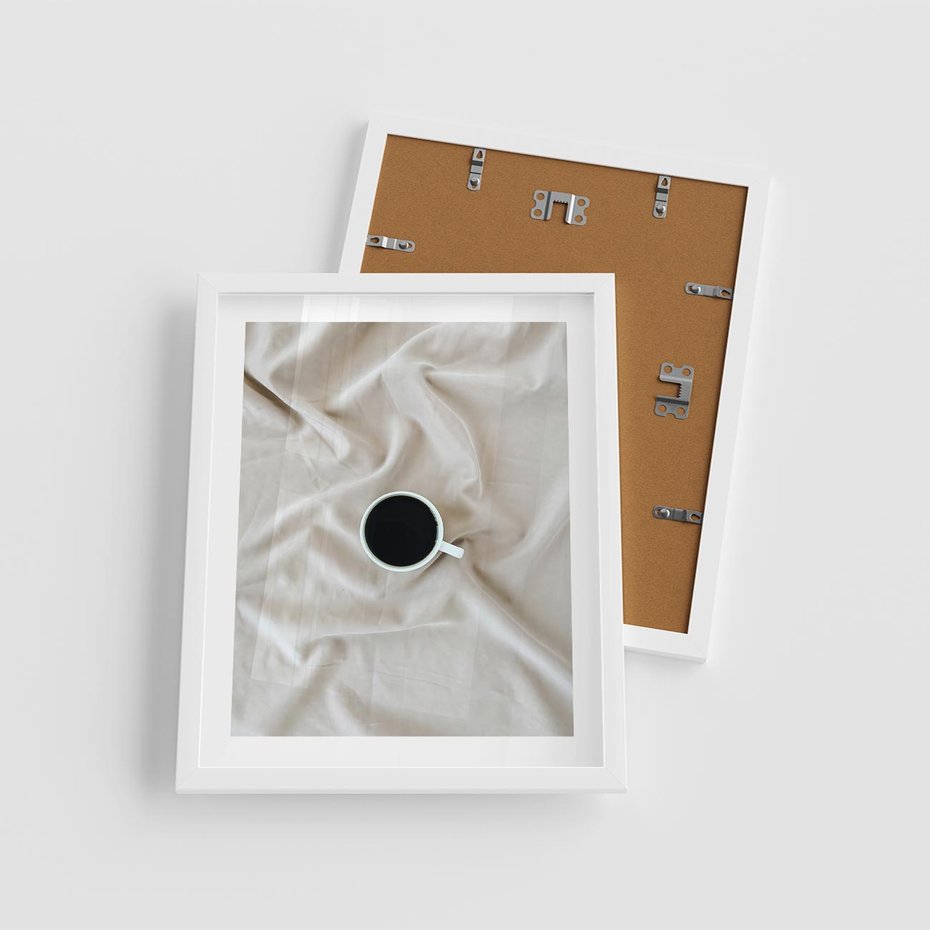 Plakat w ramie 40x50 - Poranek z Kawą - kawa filiżanka w białej pościeli - rama biała
