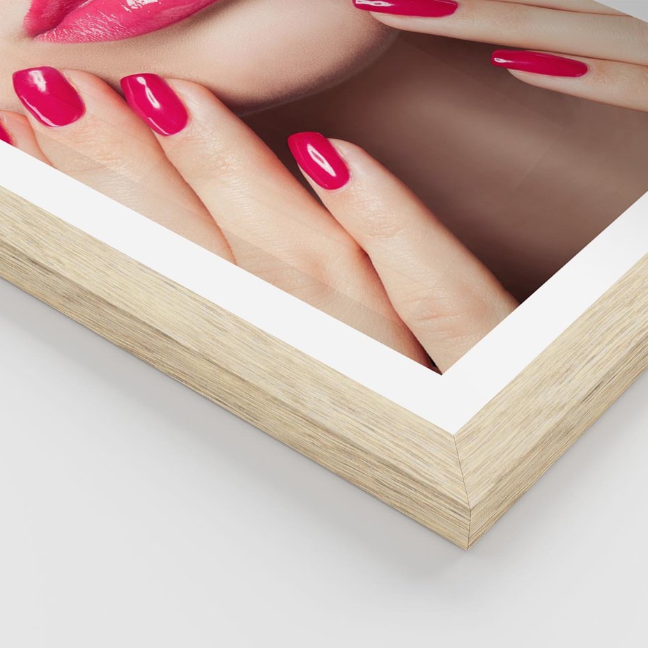 Plakat w ramie 50x70 - Wyrażenie Piękna - paznokcie, usta - rama drewno