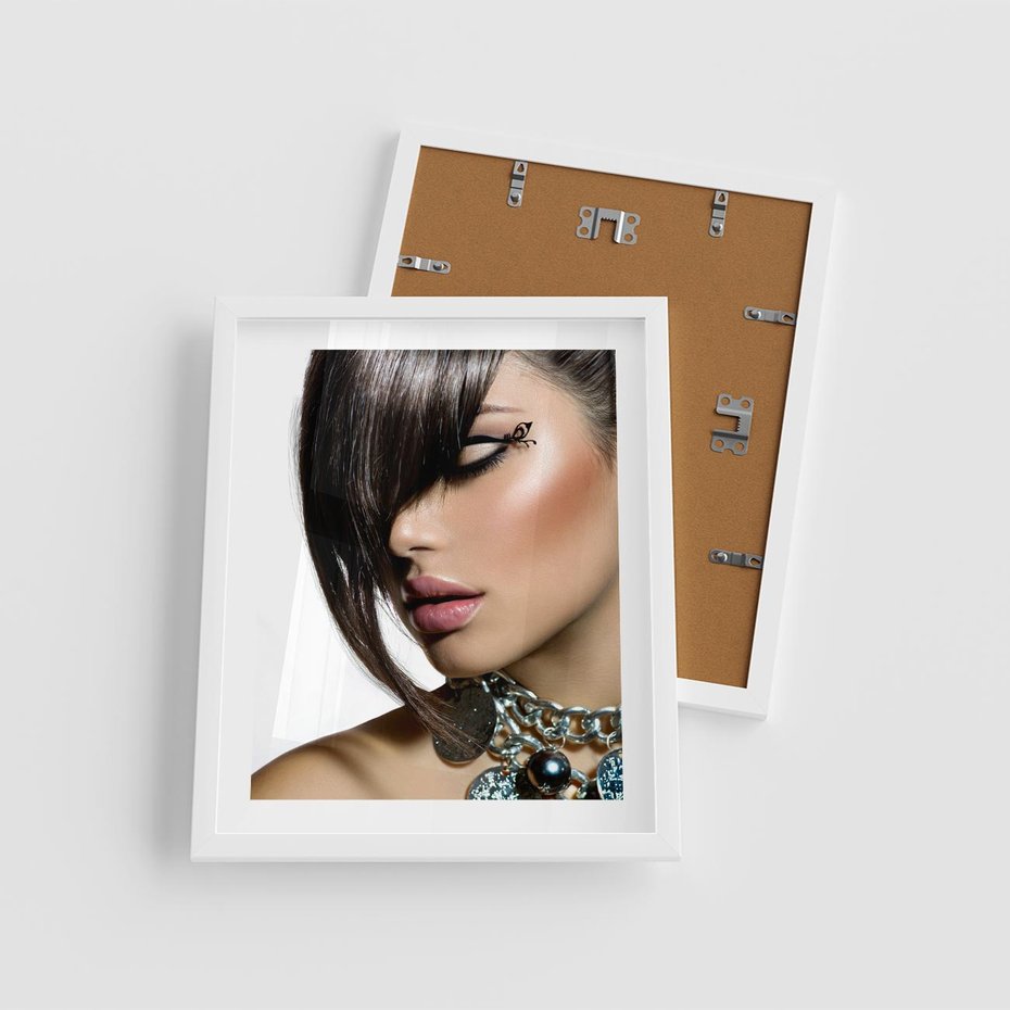 Plakat w ramie 40x50 - Kobieca Fryzura w Ruchu - fryzura, kobieta - rama biała