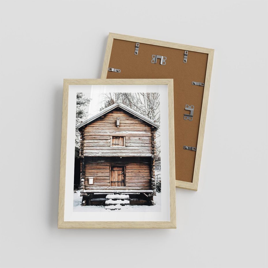 Plakat w ramie 30x40 - Śnieżny Ustronny Raj - domek w górach, śnieg - rama drewno