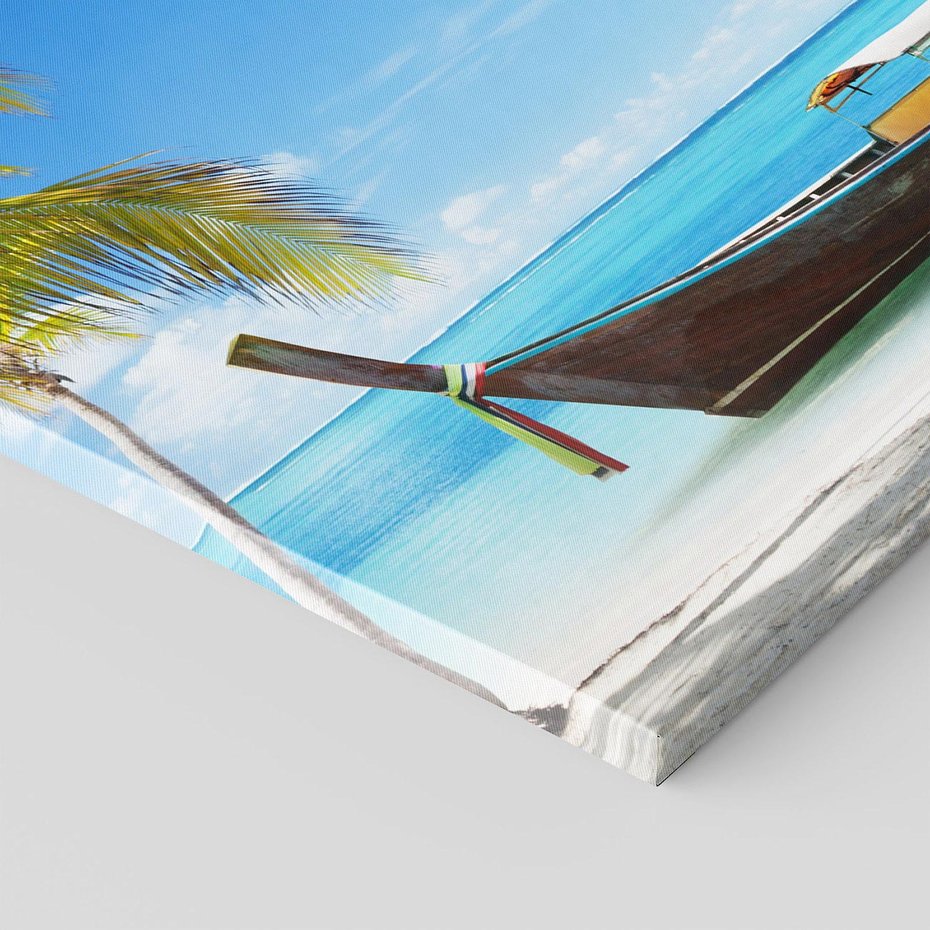 Obraz na płótnie 50x70 - Sielska plaża z łodzią na morzu - plaża, morze