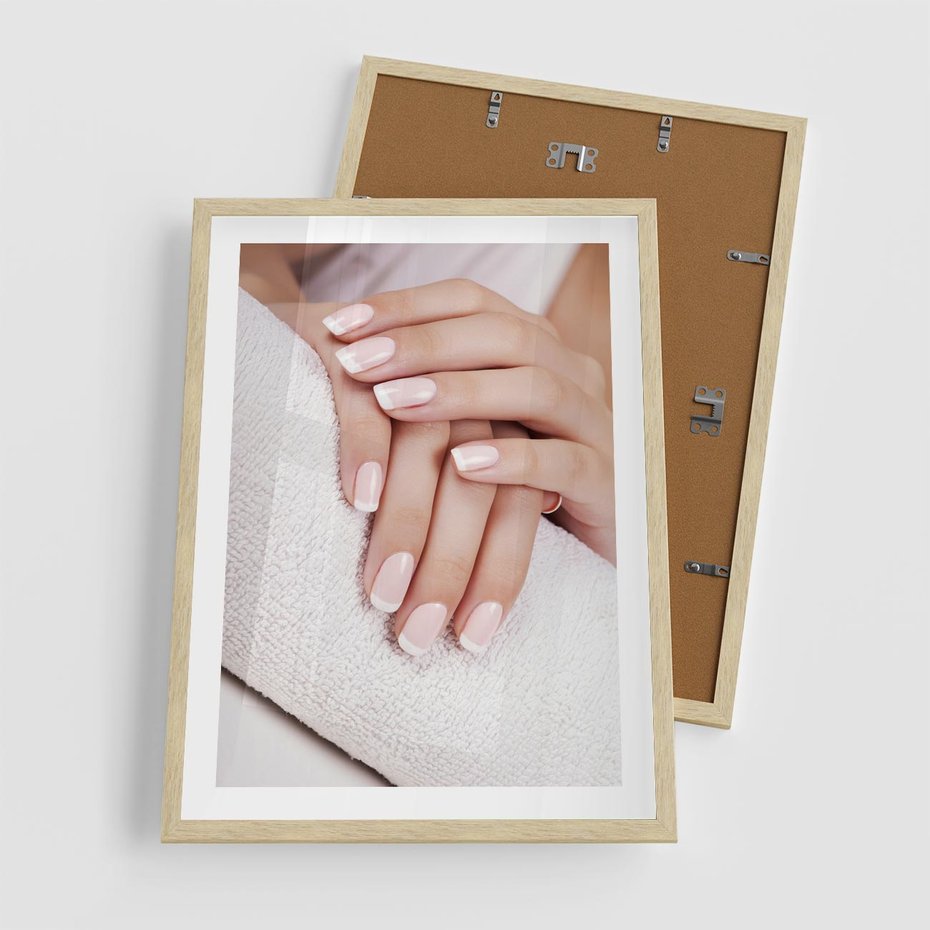 Plakat w ramie 50x70 - Piękno manicure - manicure, paznokcie - rama drewno