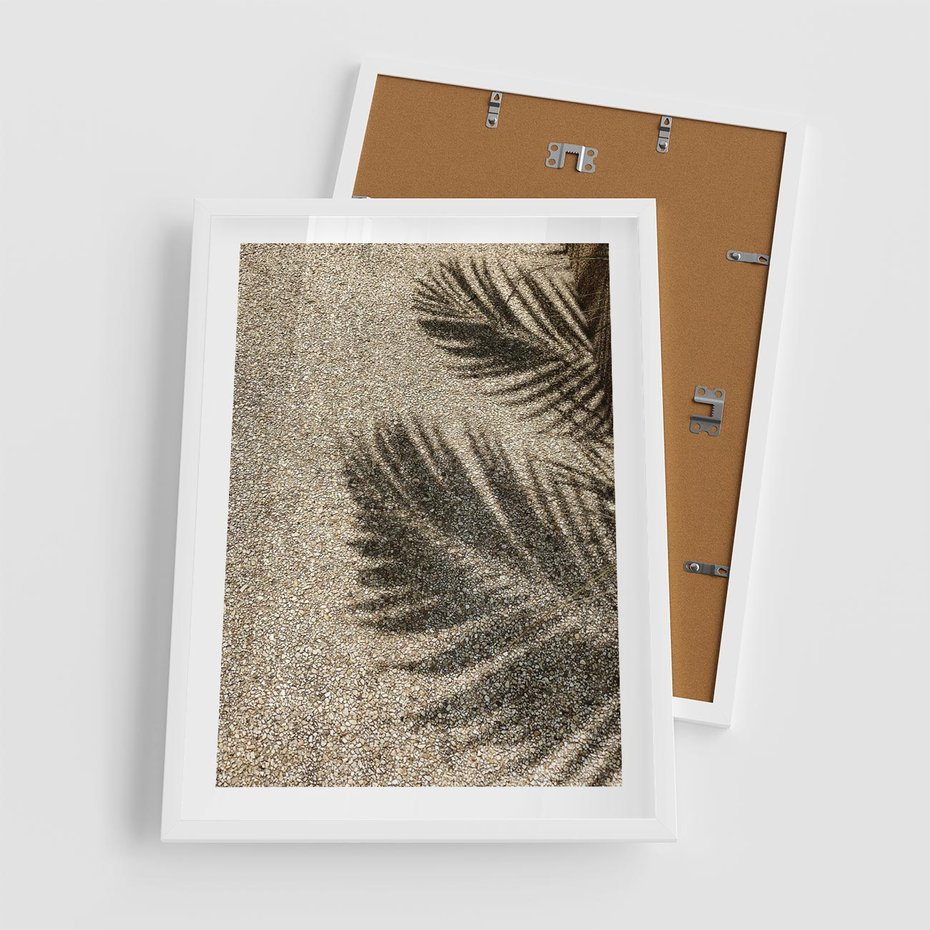 Plakat w ramie 50x70 - Plażowa Idylla - palma, cień na piasku - rama biała