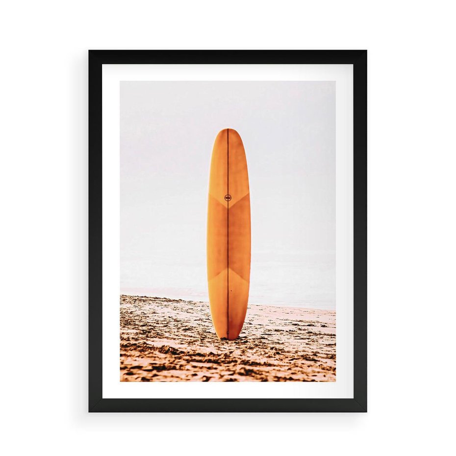 Plakat w ramie 50x70 - Deska w Piasku: Gotowa na Fale - plaża, pomarańczowa deska surfingowa wbita w piasek - rama czarna