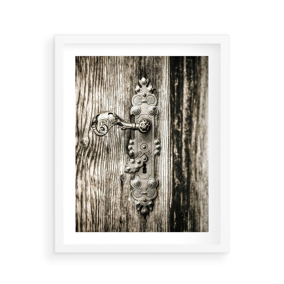 Plakat w ramie 40x50 - Stare Drzwi z Ozdobną Klamką - stare drzwi, klamka - rama biała