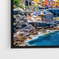 Obraz w ramie 70x50 - Barwne Wybrzeże - nadmorskie miasto na klifie, kolorowe tęczowe budynki - rama czarna