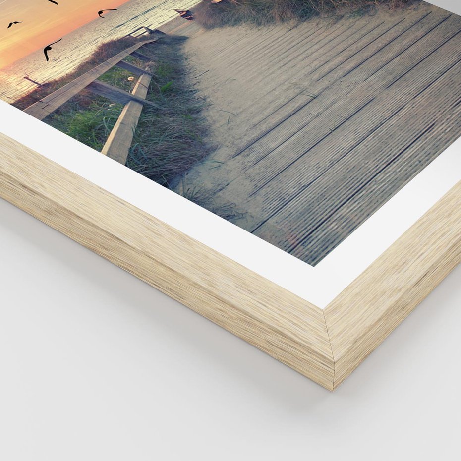 Plakat w ramie 30x40 - Sielanka nad brzegiem - plaża, pomost - rama drewno