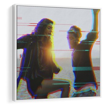 Obraz w ramie 50x50 - Taniec tęsknot - zdjęcie w stylu retro, dodane kolorowe akcenty - rama biała