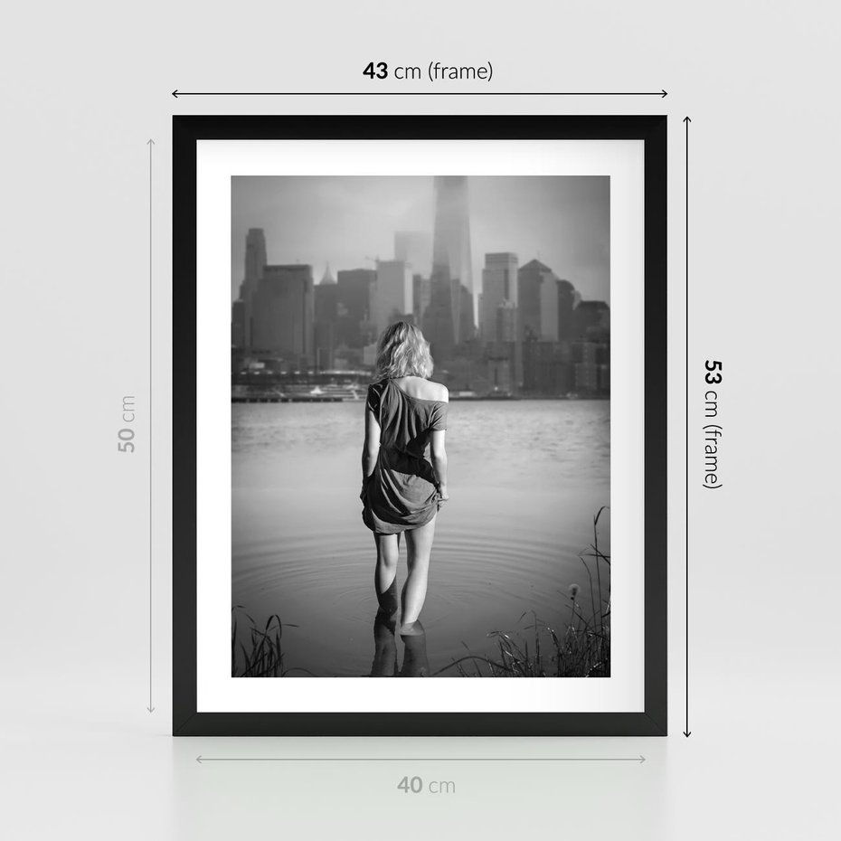 Plakat w ramie 40x50 - Kapiel w Mieście - czarno białe zdjęcie, kobieta wchodzi do wody - rama czarna